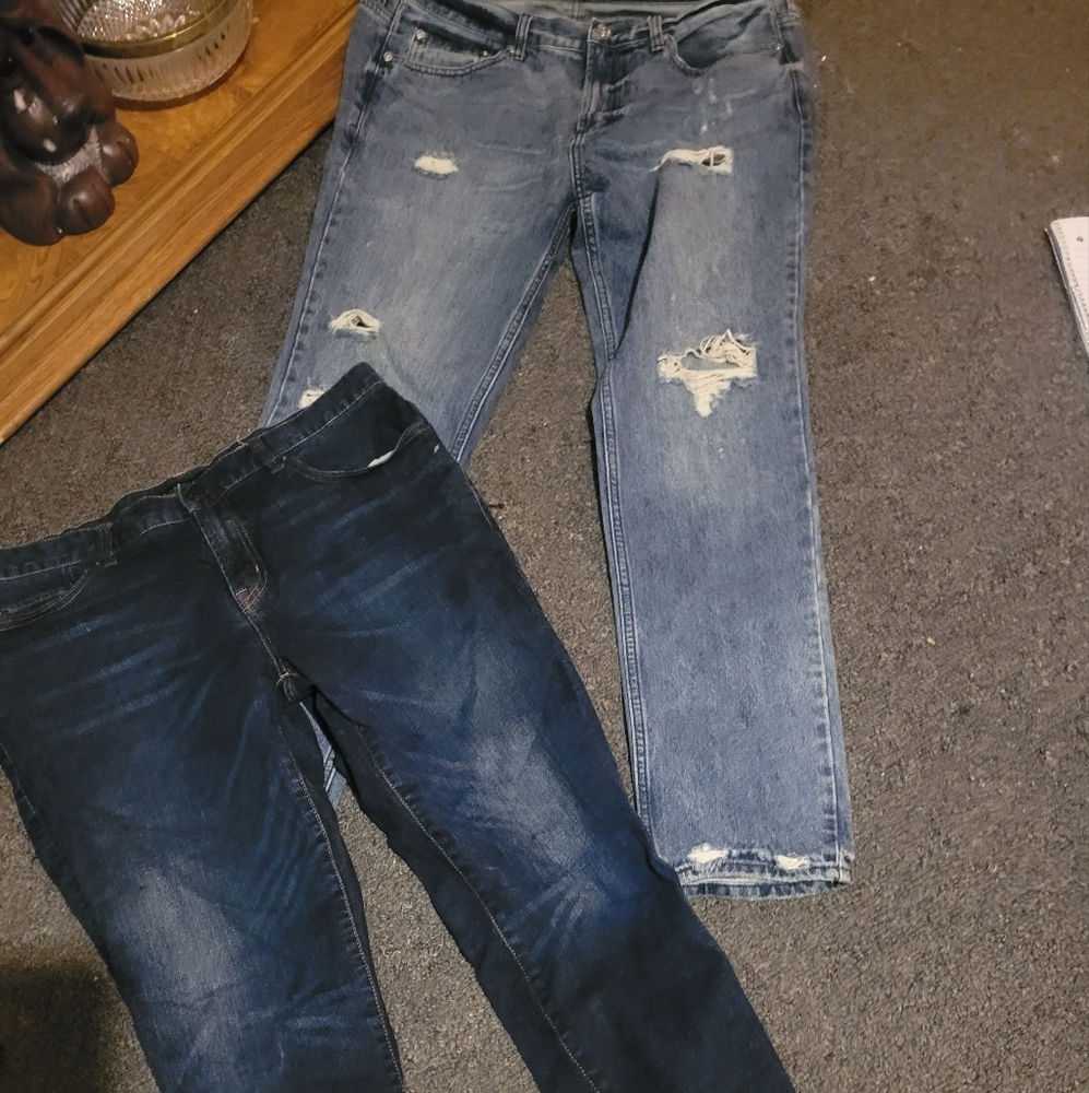 2 PAIR LIKE NEW MENS JEANS